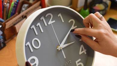 Україна переходить на зимовий час: коли переводити годинник і чому скасування знову відклали