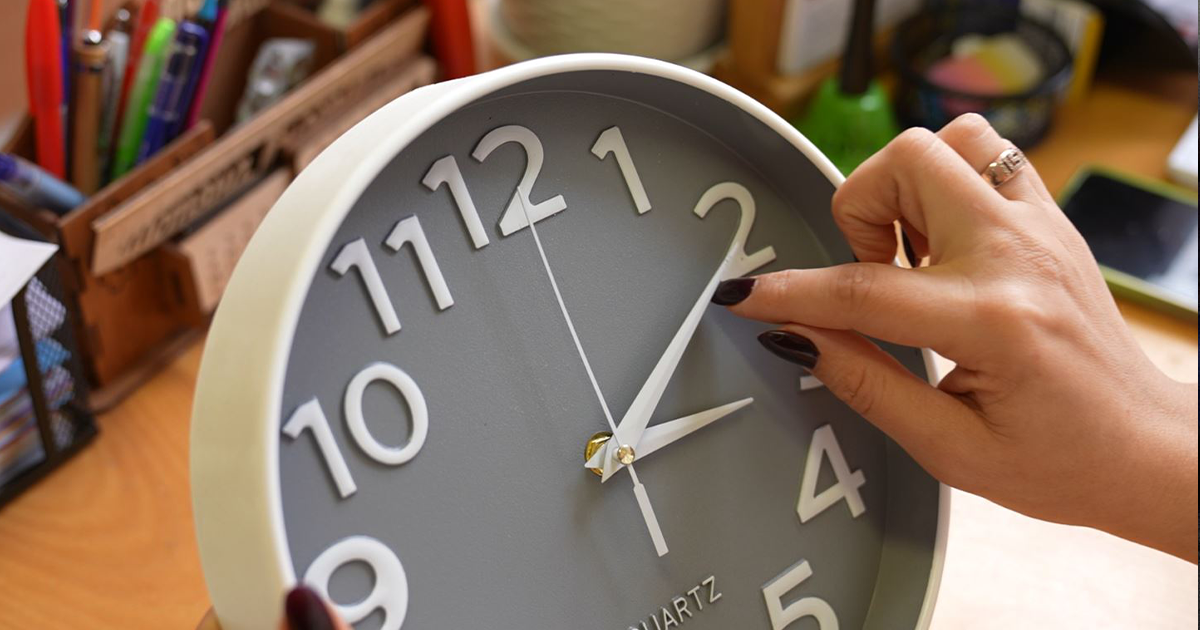 Україна переходить на зимовий час: коли переводити годинник і чому скасування знову відклали