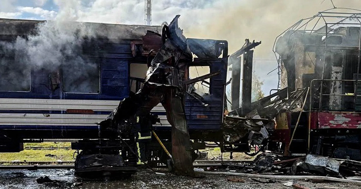 Russian strike on the train station in Shostka: one man killed, one woman and three children wounded