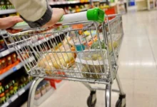 Українці почали частіше економити на їжі: від яких продуктів відмовляються через війну