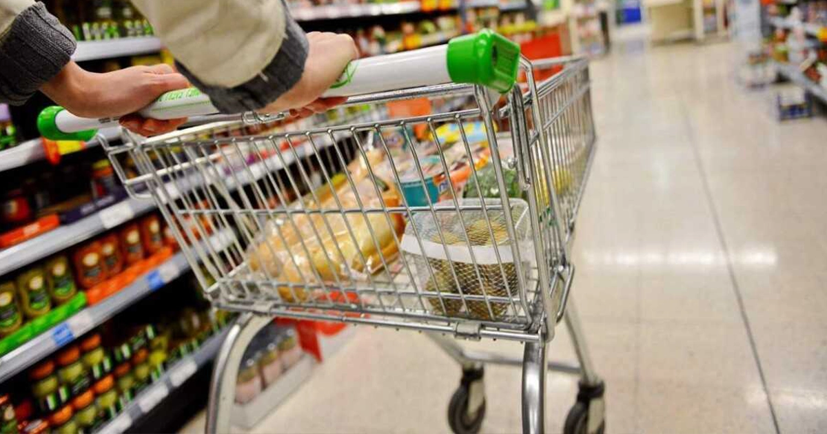 Українці почали частіше економити на їжі: від яких продуктів відмовляються через війну