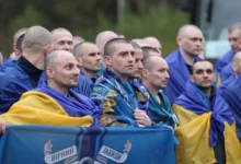 Звільнені українські військові та цивільні після обміну з російського полону