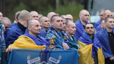 Звільнені українські військові та цивільні після обміну з російського полону