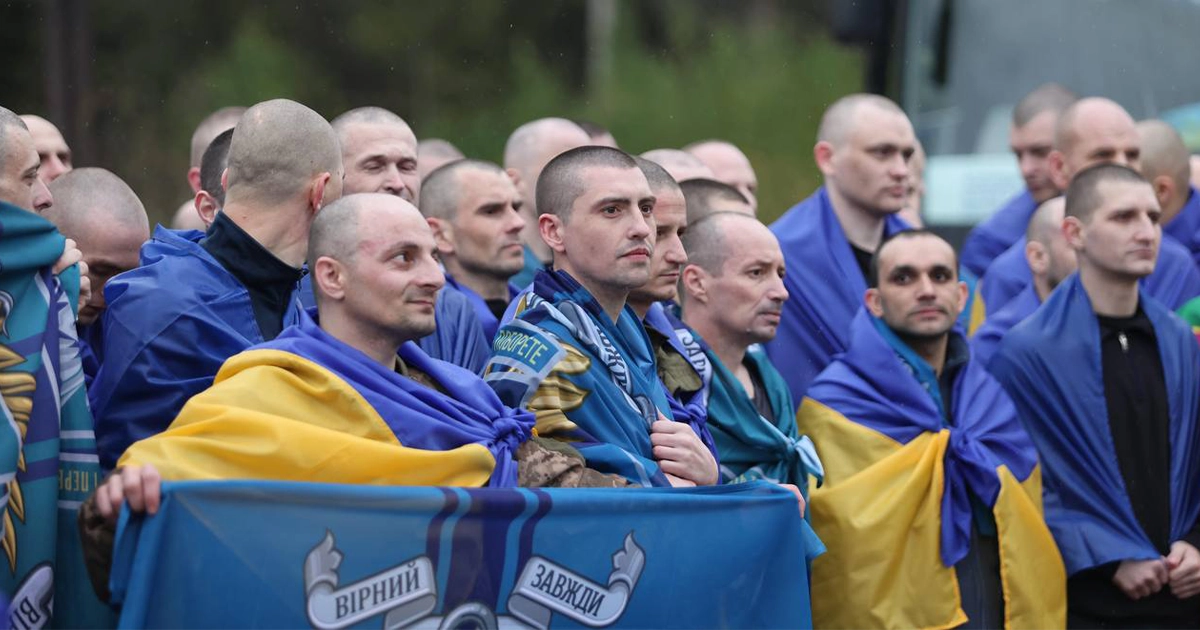 Звільнені українські військові та цивільні після обміну з російського полону