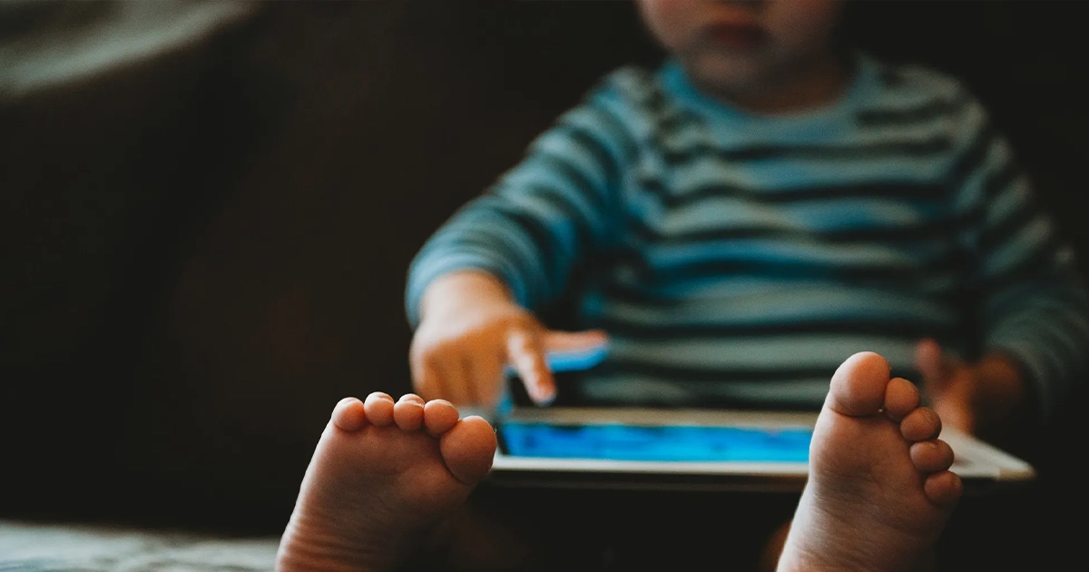 Ранній екранний час у дітей пов’язали з тривожністю — дослідження
