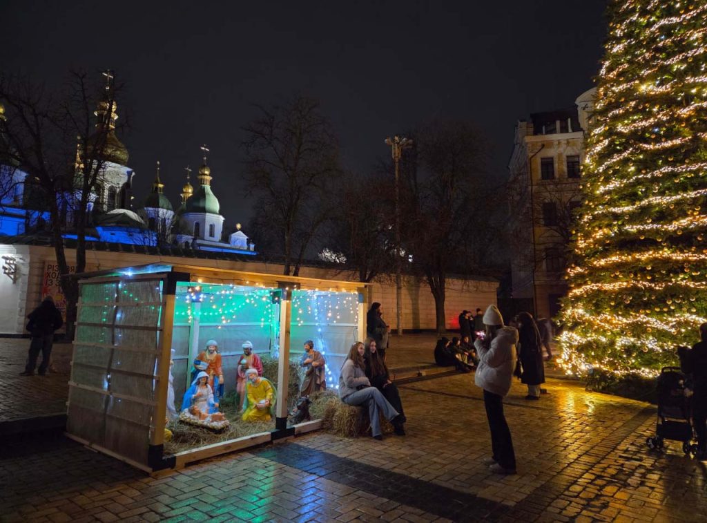 На Софійській площі в Києві встановили різдвяний вертеп