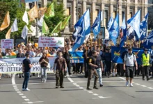 У День батька в центрі Києва пройшли дві акції: Марш Традиції на підтримку сімейних цінностей та захід ЛГБТ-спільноти.