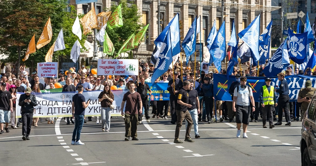 У День батька в центрі Києва пройшли дві акції: Марш Традиції на підтримку сімейних цінностей та захід ЛГБТ-спільноти.