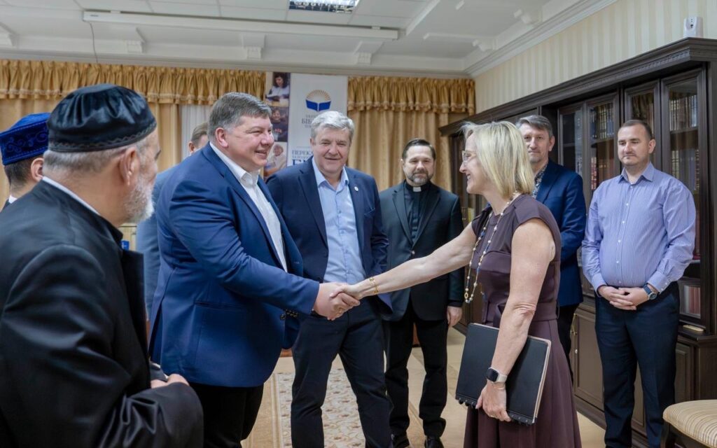 ВРЦіРО зустрілася з послом США Джулі Девіс