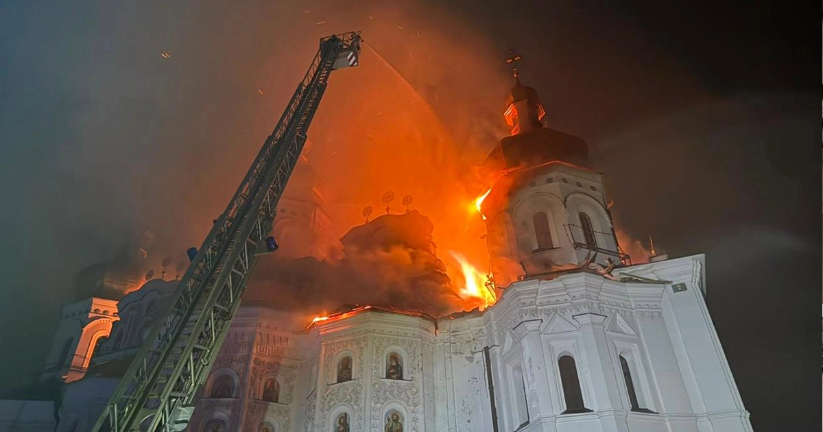 Пожежа на даху Успенського собору Києво-Печерської лаври після удару російського дрона