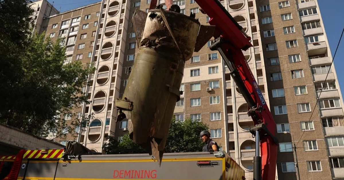Наслідки російського ракетного удару по житловому кварталу в Україні.