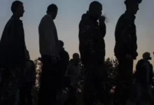 Родини зниклих безвісти українських військових тримають плакати з фотографіями рідних