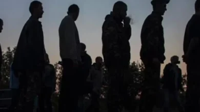 Родини зниклих безвісти українських військових тримають плакати з фотографіями рідних
