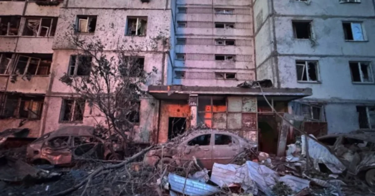 Зруйнований російським обстрілом житловий будинок в Україні