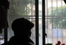 Чоловік біля вікна — ілюстрація до дослідження про самотність і соціальну ізоляцію