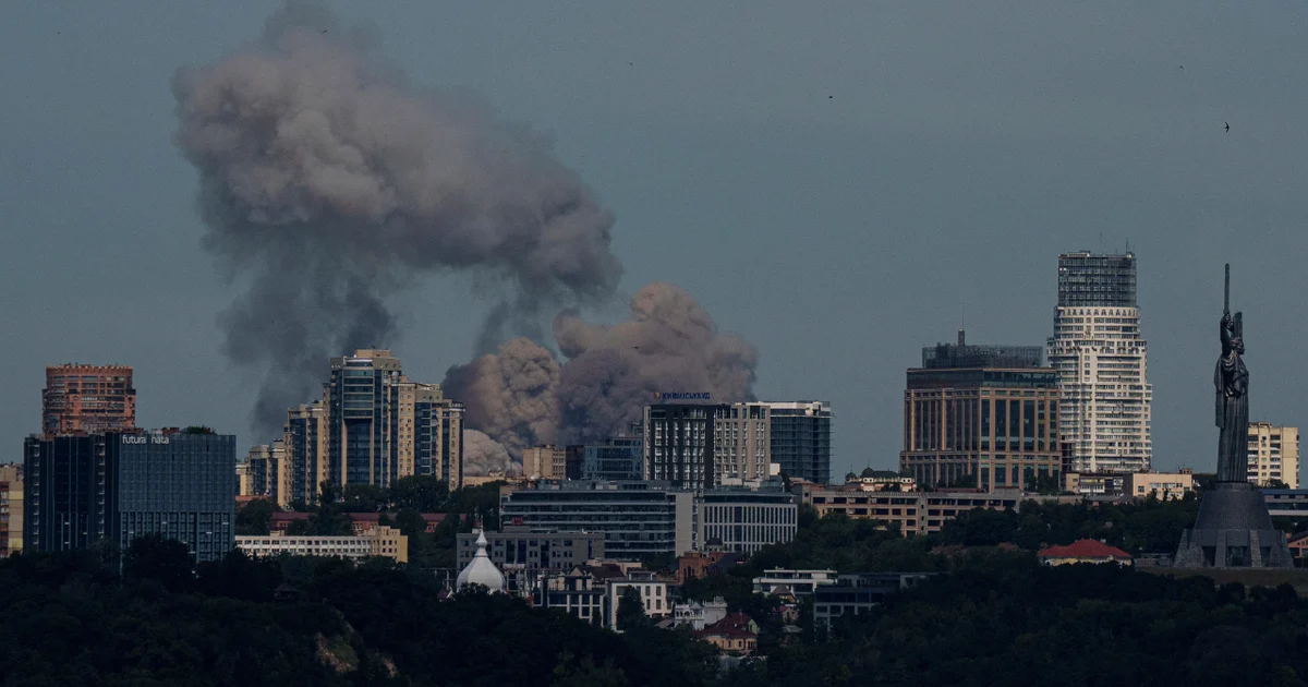 Дим над Києвом після російської атаки, яка може спричинити перебої зі зв’язком