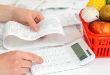 Калькулятор, чек і продукти як ілюстрація планування сімейного бюджету
