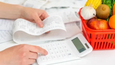 Калькулятор, чек і продукти як ілюстрація планування сімейного бюджету