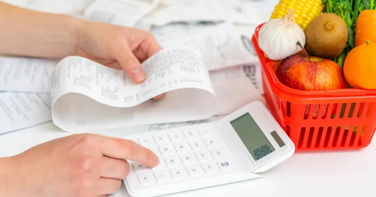 Калькулятор, чек і продукти як ілюстрація планування сімейного бюджету