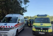 Автомобілі швидкої допомоги під час повернення українців з окупованих територій