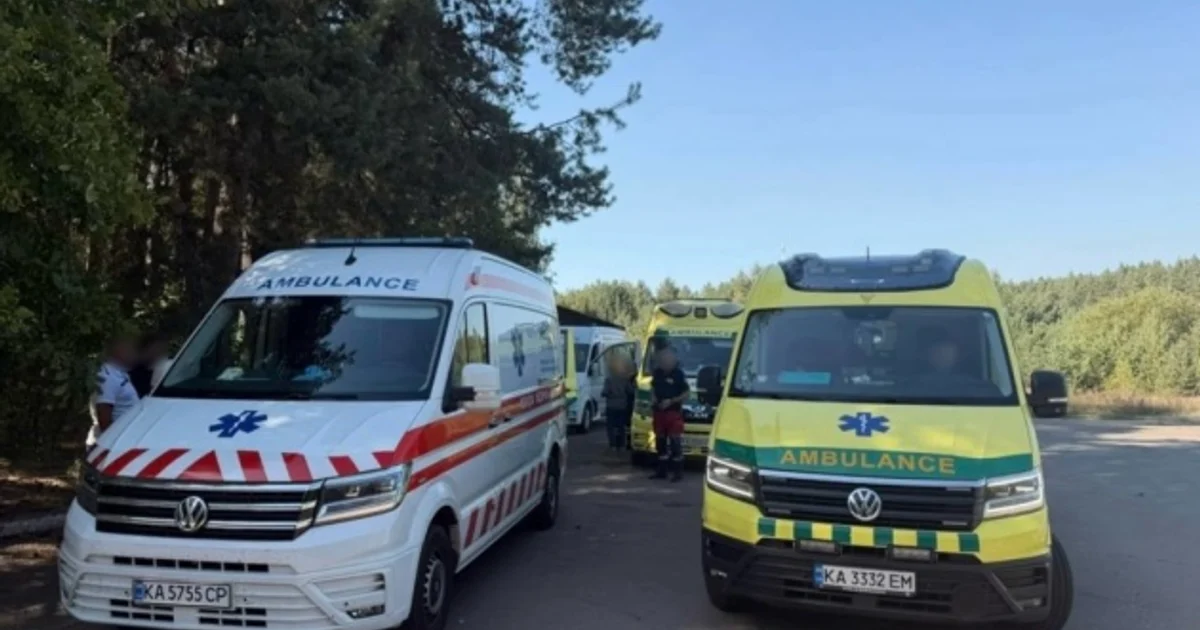 Автомобілі швидкої допомоги під час повернення українців з окупованих територій